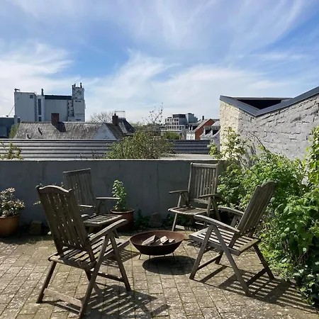 Charmerende - Taet Pa Alt! فيلة