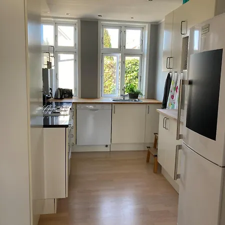 Charmerende - Taet Pa Alt! فيلة